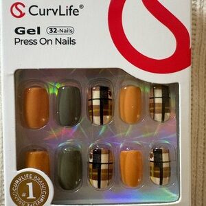 New Curvlife Press-On Gel Nails in Autumn Plaid Charm - 32 Pack Fall Leaves